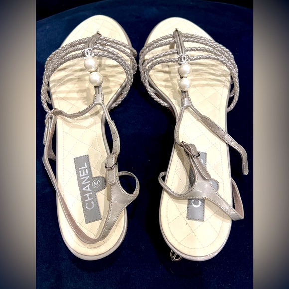 NEW Chanel Gray Patent Leather Rare Pearls CC Logo Thong Flats
Sandals 39,5 - Picture 1 of 11